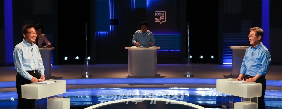 더불어민주당 이재명, 이낙연 대선 경선 후보가 14일 오후 서울 마포구 상암동 MBC에서 열린 100분 토론을 준비하고 있다.
