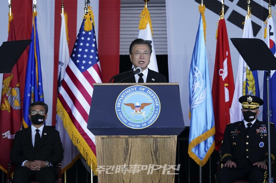 문재인 대통령이 22일(현지시간) 미국 히캄 공군기지 19번 격납고에서 열린 한미 유해 상호 인수식에서 추모사를 하고 있다.ⓒ뉴시스