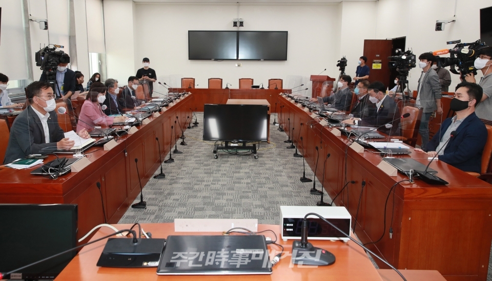 최형두 국민의힘 의원이 26일 서울 여의도 국회에서 열린 언론중재법 8인 협의체에서 발언하고 있다.