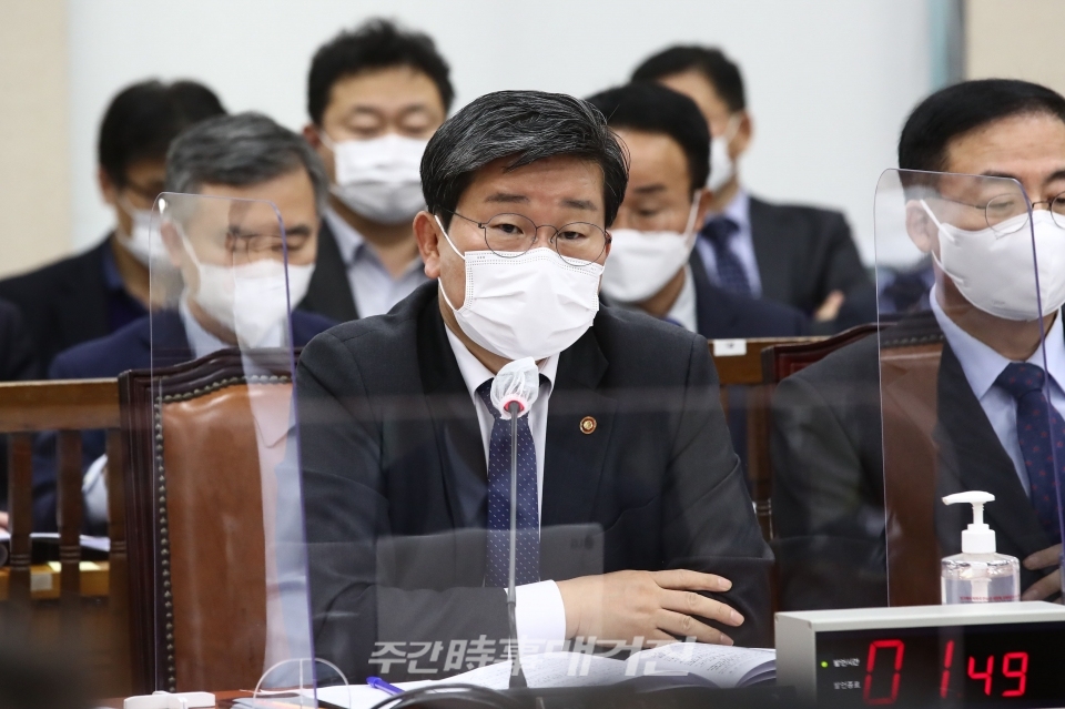 전해철 행정안전부 장관이 15일 서울 여의도 국회에서 열린 행정안전위원회 전체회의에서 질의에 답변하고 있다.