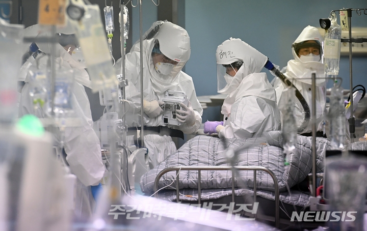 경기도 평택시 박애병원에서 의료진이 분주하게 움직이고 있다.