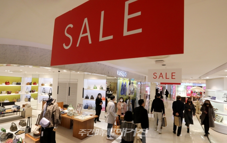 백화점이 올해 마지막 정기세일에 들어간 후 주말을 맞은 21일 오후 서울 중구 롯데백화점 본점이 시민들로 붐비고 있다.