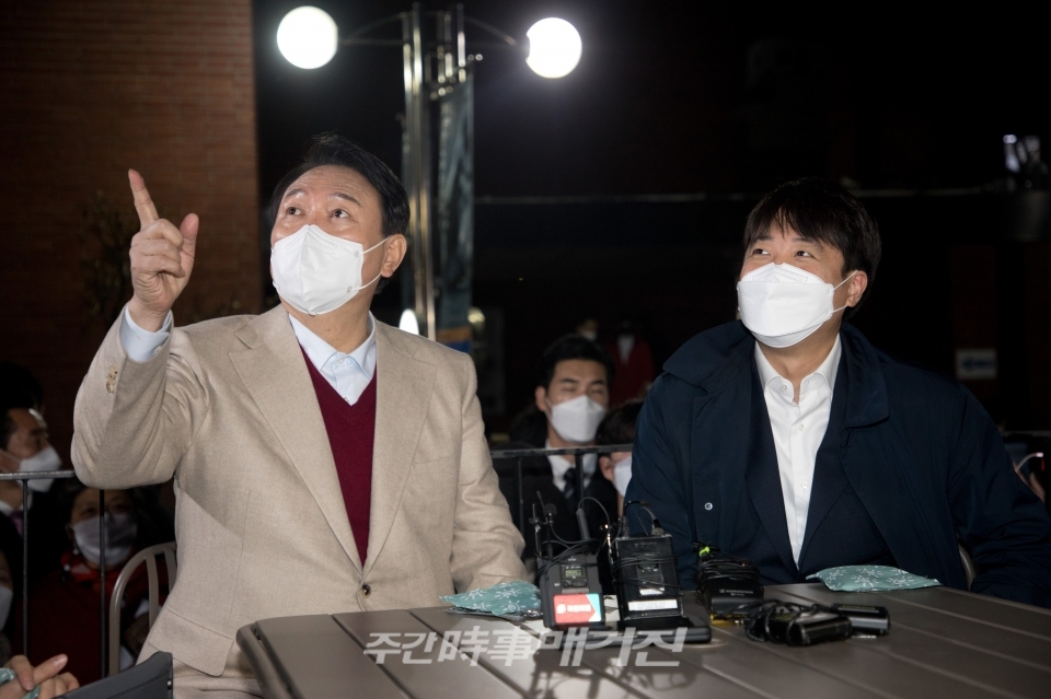 윤석열 국민의힘 대선 후보와 이준석 대표가 8일 서울 종로구 대학로 거리에서 거리 인사 중 노천카페에서 청년예술인들과 차담회를 하고 있다.