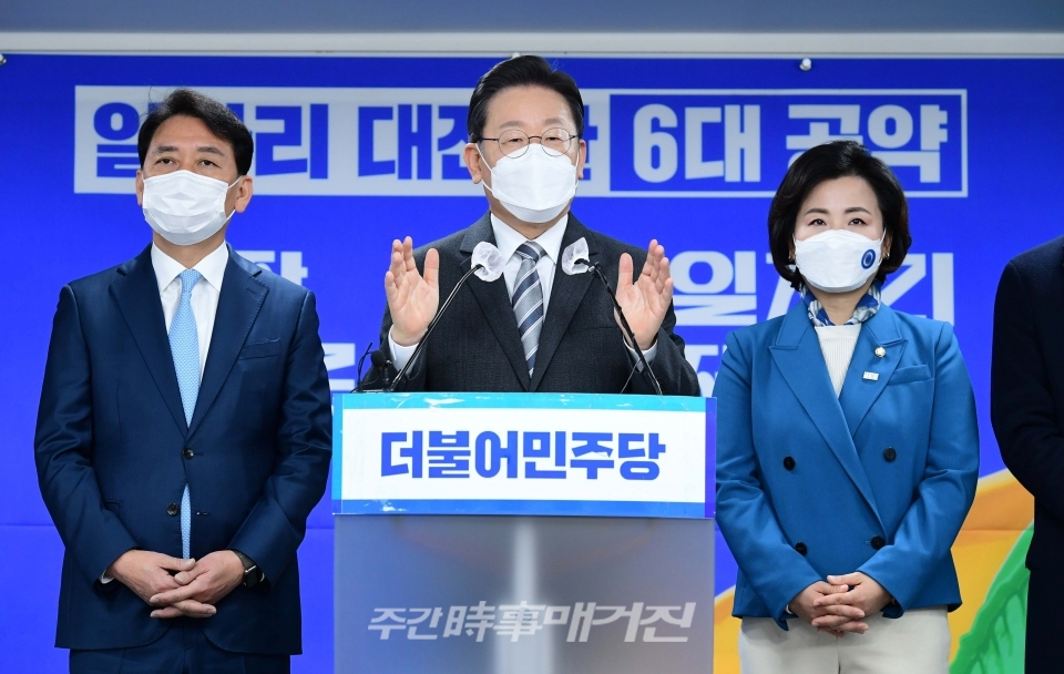 이재명 더불어민주당 대선후보가 18일 서울 여의도 민주당사에서 일자리 대전환 6대 공약을 발표하고 있다.ⓒ뉴시스