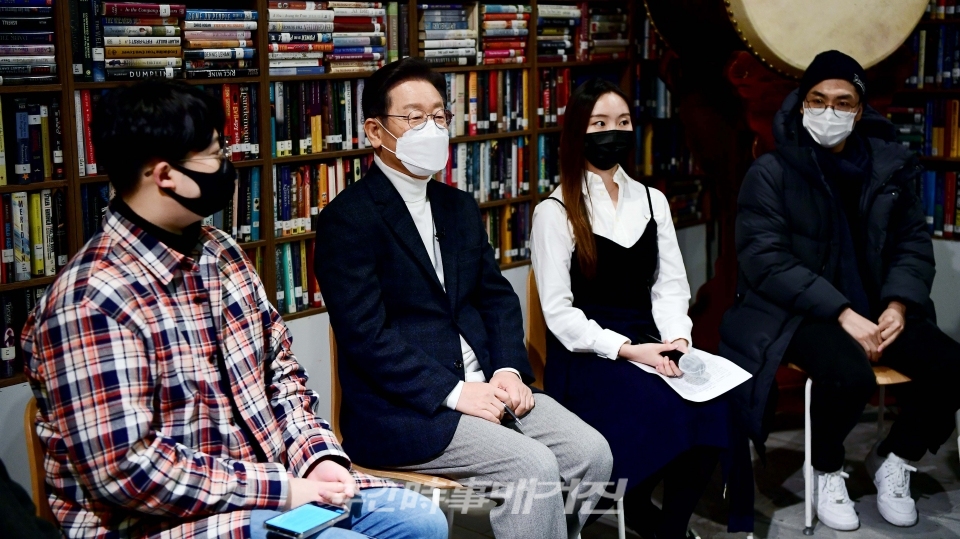 이재명 더불어민주당 대선 후보가 20일 서울 인사동 코트에서 청년문화예술인들과 간담회를 하고 있다.ⓒ뉴시스