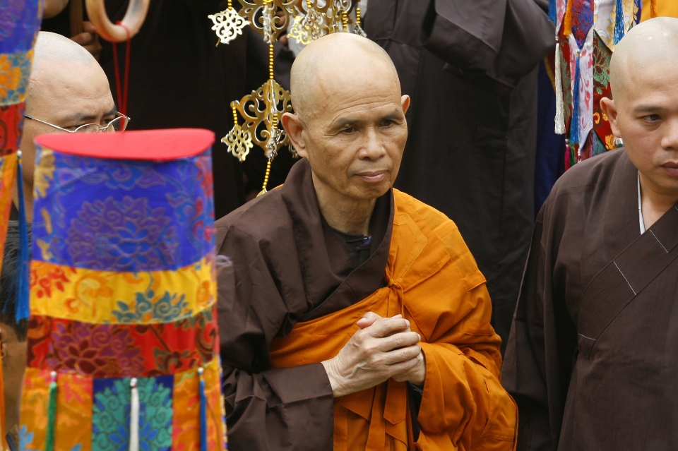 베트남 평화·인권운동가이자 사회참여 활동가, 명상가인 틱낫한 스님이 22일 세상을 떠났다. 향년 95세. 사진은 2007년 3월 베트남 호찌민시를 방문한 틱낫한 스님(가운데)의 모습.ⓒap