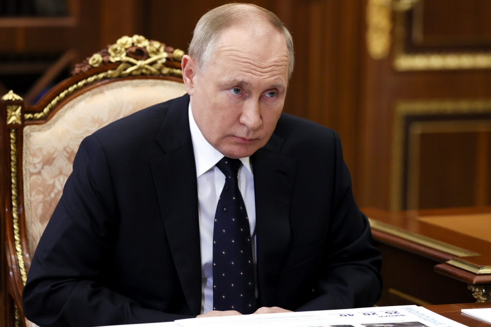 블라디미르 푸틴 러시아 대통령이 지난 18일 크렘린궁에서 회의에 참석한 모습.ⓒap