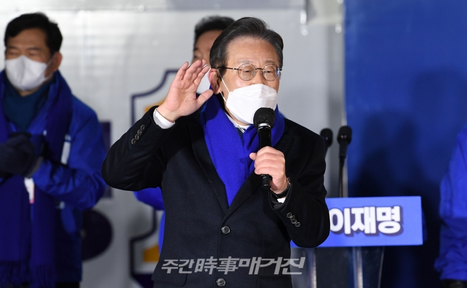 이재명 더불어민주당 대선 후보가 제20대 대통령선거 공식 선거운동이 시작된 15일 서울 강남고속버스터미널에서 열린 서울 첫 집중 유세에 참석해 지지를 호소하고 있다.ⓒ뉴시스