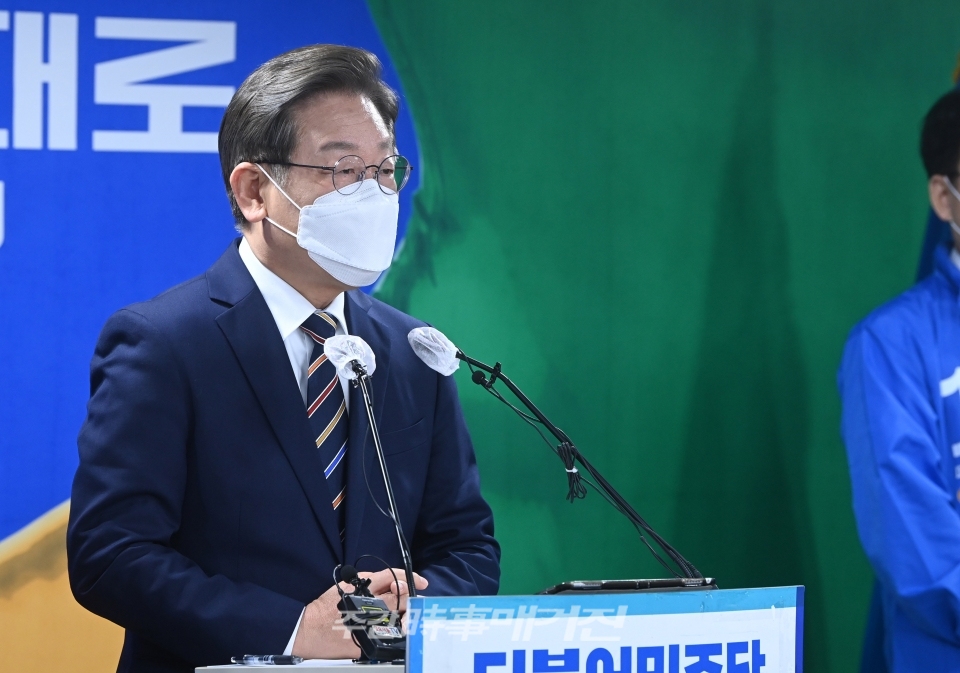이재명 더불어민주당 대선 후보가 8일 오전 서울 여의도 중앙당사에서 위기극복, 국민통합 특별 기자회견을 하고 있다.ⓒ뉴시스
