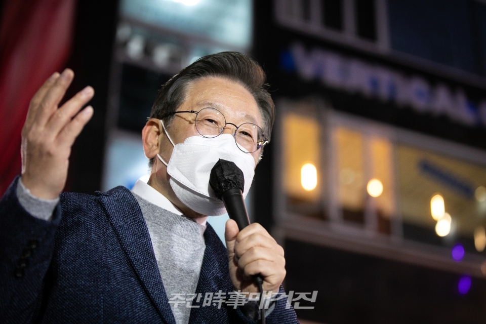 이재명 더불어민주당 대선 후보가 8일 서울 마포구 홍대 걷고싶은거리에서 지지를 호소하고 있다. ⓒ뉴시스