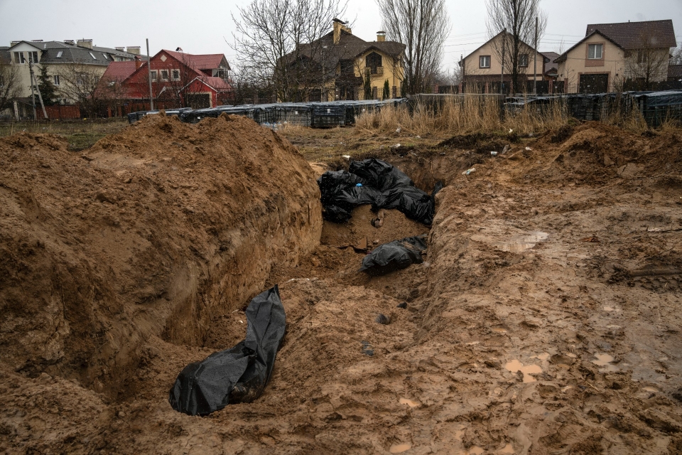 3일(현지시간) 우크라이나 키이우 인근 부차(Bucha)에서 숨진 사람들의 시신이 집단 매장되고 있다. 우크라이나 당국은 키이우 인근 지역에서 민간인 시신 410구를 수습했다고 밝혔다.ⓒap