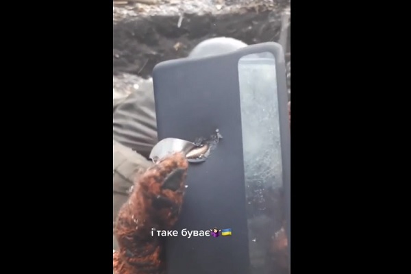 우크라이나 군인 스마트폰에 총알이 박혀 있다. 해외 누리꾼들은 케이스와 모양을 보고 해당 스마트폰을 삼성 갤럭시 시리즈 제품으로 추정했다.ⓒ레딧 캡처