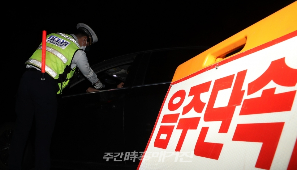 29일 밤 서울 서초IC 인근에서 경찰이 음주운전 단속을 하고 있다. ⓒ뉴시스