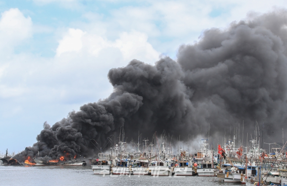 7일 오후 제주시 한림읍 한림항 내에 정박한 어선에서 2차 화재가 발생해 불길이 솟아 오르고 있다. ⓒ뉴시스