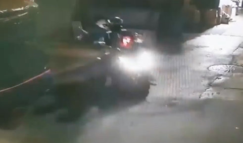 오토바이 운전자와 경찰이 수배범을 쫓고 있는 모습. 서울경찰 페이스북