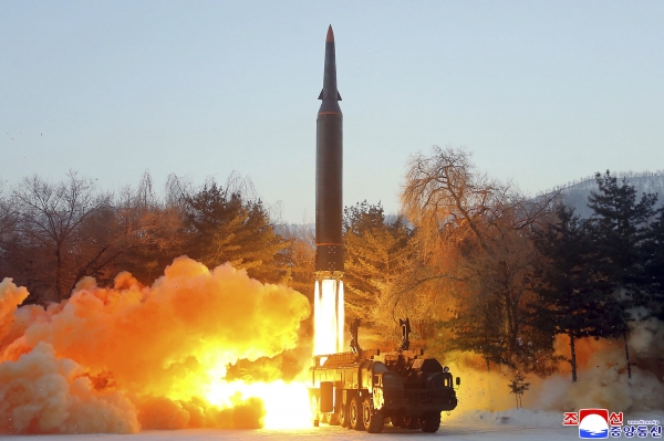 북한 조선중앙통신이 제공한 사진에 지난5일 북한군이 극초음속 미사일이라고 부르는 발사체를 시험 발사하고 있다. ⓒap