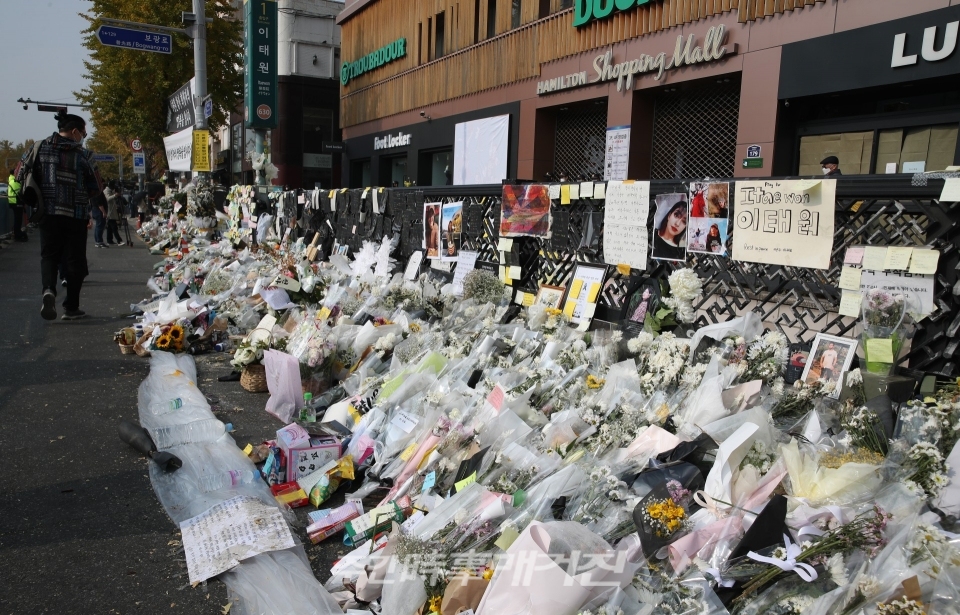 10일 서울 용산구 이태원역 1번출구에 마련된 참사 희생자 추모공간을 지나는 시민들이 추모를 하고 있다.ⓒ뉴시스