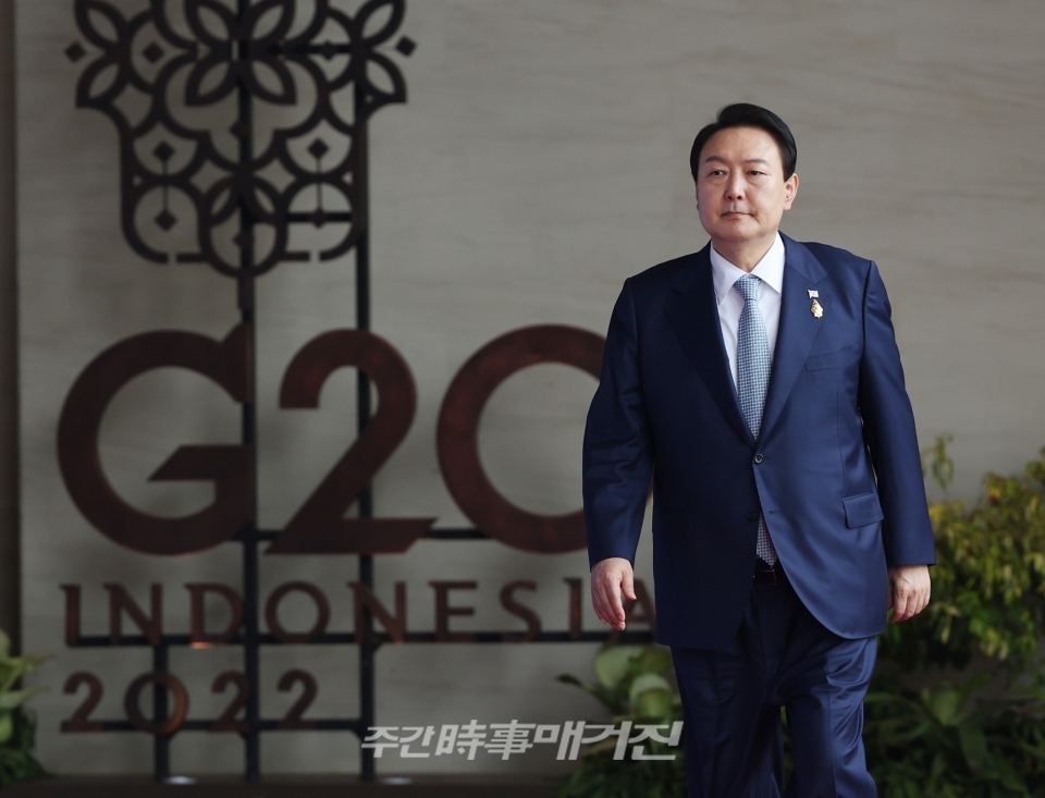 윤석열 대통령이 15일(현지시간) 발리 한 호텔에서 열린 G20 정상회의 공식 환영식에 입장하고 있다. ⓒ뉴시스