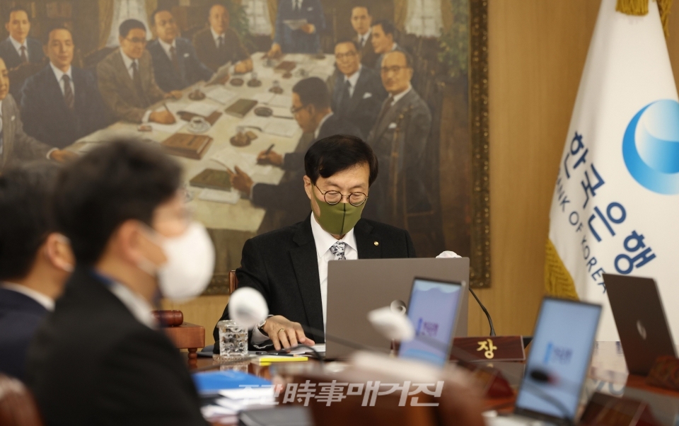이창용 한국은행 총재가 24일 서울 중구 한국은행에서 열린 금융통화위원회 본회의에 참석하고 있다.ⓒ뉴시스