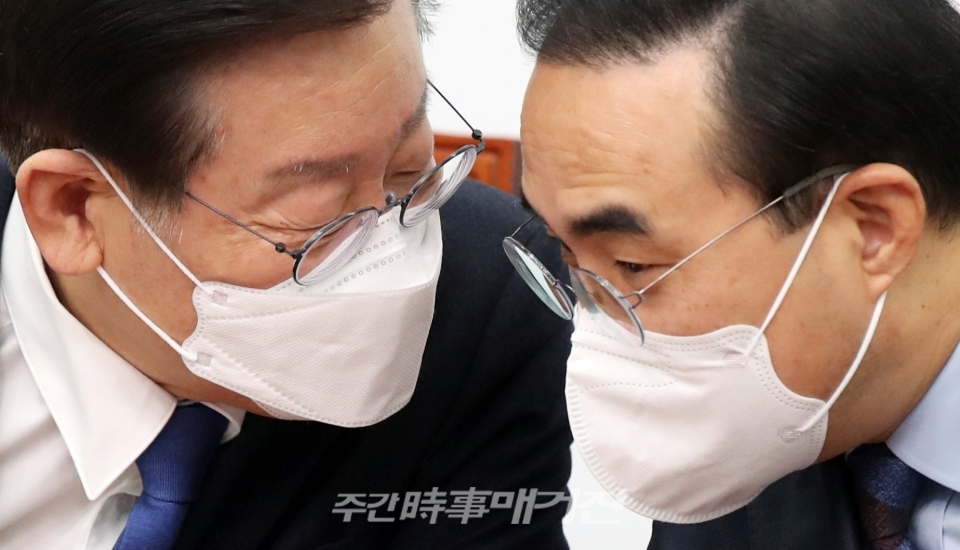 이재명(왼쪽) 더불어민주당 대표와 박홍근 원내대표가 21일 오전 서울 여의도 국회에서 열린 최고위원회의에서 대화를 나누고 있다.ⓒ뉴시스