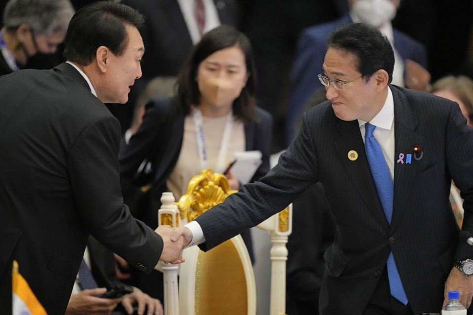 AP/뉴시스]지난해 11월 13일(현지시간) 캄보디아 프놈펜에서 열린 아세안-동아시아 정상회의 중 윤석열 대통령(왼쪽)이 기시다 후미오 일본 총리와 악수하고 있다.