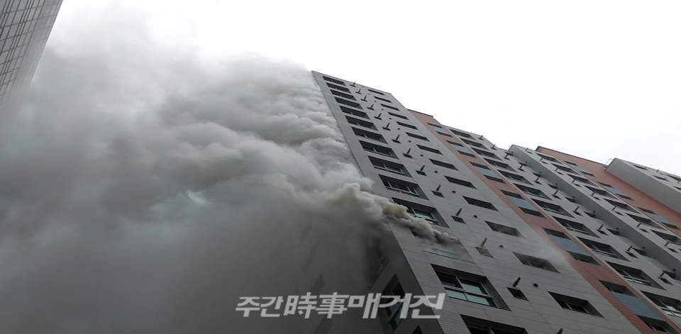 6일 오전 서울 송파구 방이동에 위치한 한 오피스텔에서 화재가 발생해 연기로 뒤덮여 있다. 소방당국은 대응 1단계를 발령하고 화재진화 작업중이다. (사진=송파소방서 제공)