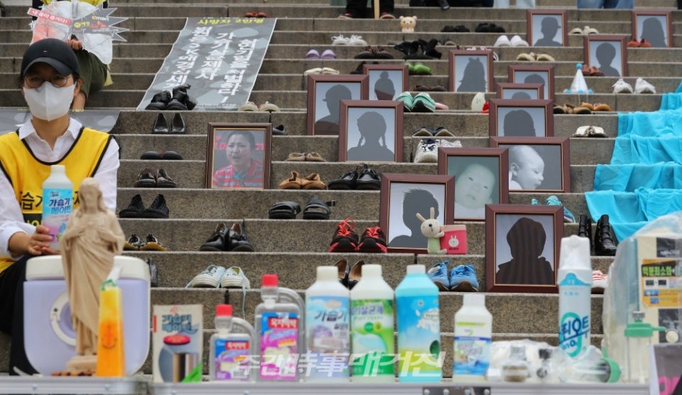 지난31일 서울역 앞에서 열린 전국동시다발 가습기살균제 참사 12주기 캠페인 및 기자회견에 가습기살균체 참사 피해자들의 유품이 놓여져 있다.ⓒ뉴시스