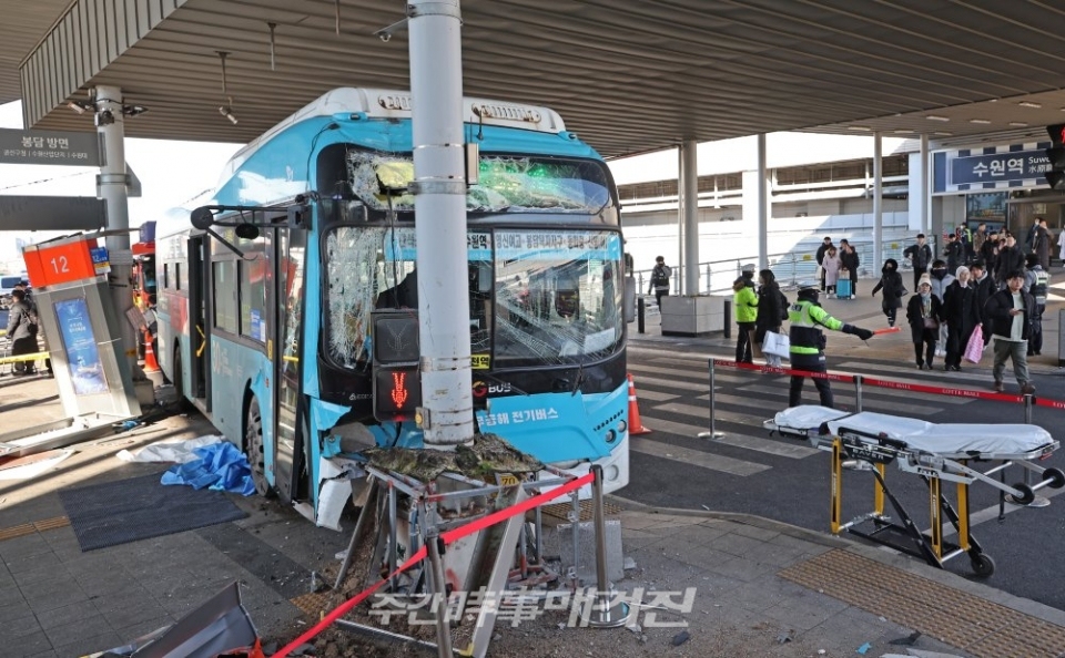 22일 오후 경기도 수원시 수원역 2층 버스 환승센터에서 시내버스가 시민 다수를 쳐 1명이 숨지고 11명이 부상을 입었다. 이날 경찰이 사고현장을 통제 하고 있다. ⓒ뉴시스