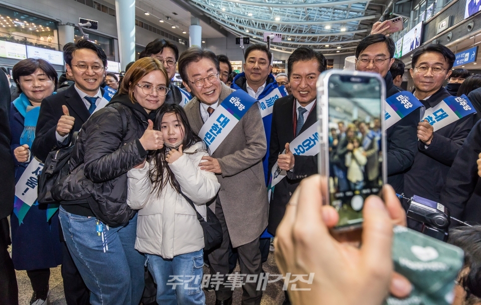 이재명 당 대표를 비롯한 더불어민주당 의원들이 8일 서울 용산역에서 귀성인사 중 기념촬영을 하고 있다. ⓒ뉴시스