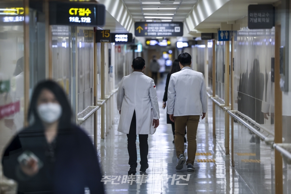 서울시내 한 대학병원에서 의사들이 이동하고 있는 모습 ⓒ뉴시스
