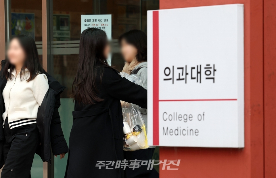 서울 시내 한 의과대학 출입문에서 의대생들이 오가고 있다.ⓒ뉴시스